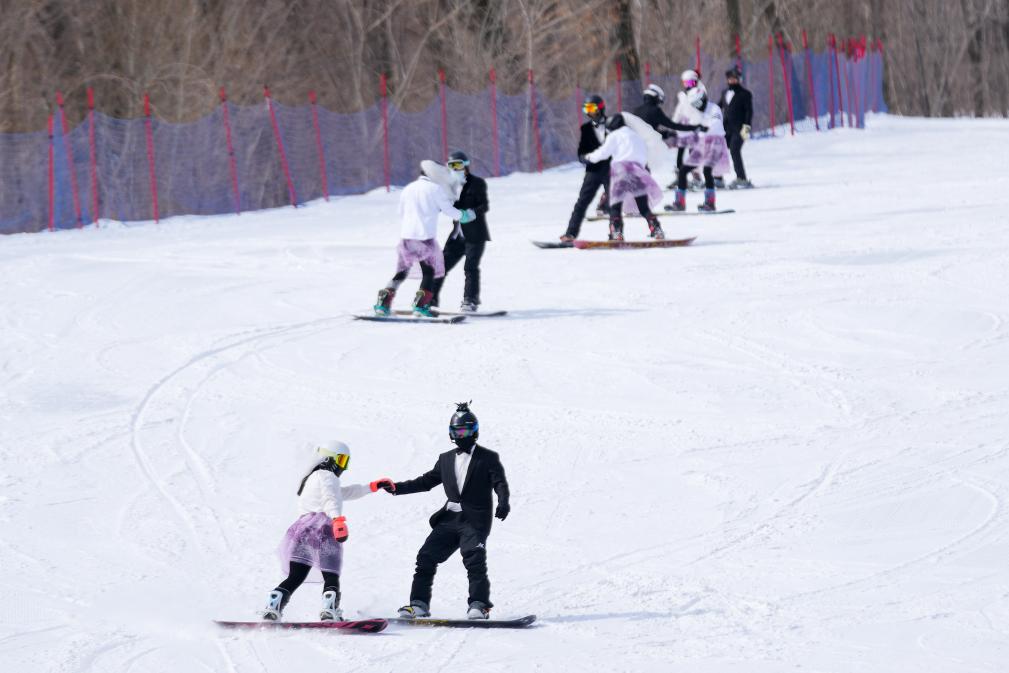 九游体育：冬天里的一把“火”——2023-2024冰雪季大众冰雪运动盘点(图2)