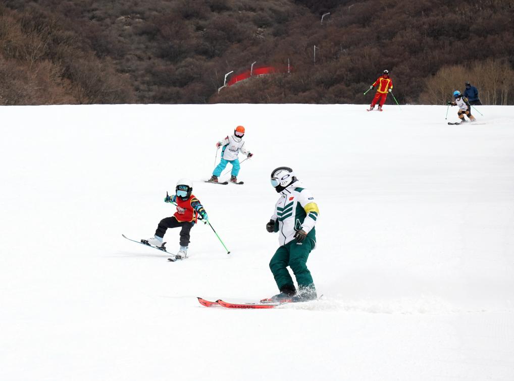 九游体育：冬天里的一把“火”——2023-2024冰雪季大众冰雪运动盘点(图4)