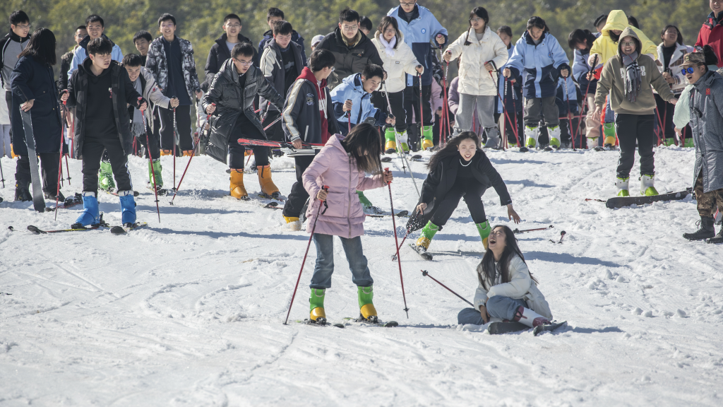 九游体育：冬天里的一把“火”——2023-2024冰雪季大众冰雪运动盘点(图5)