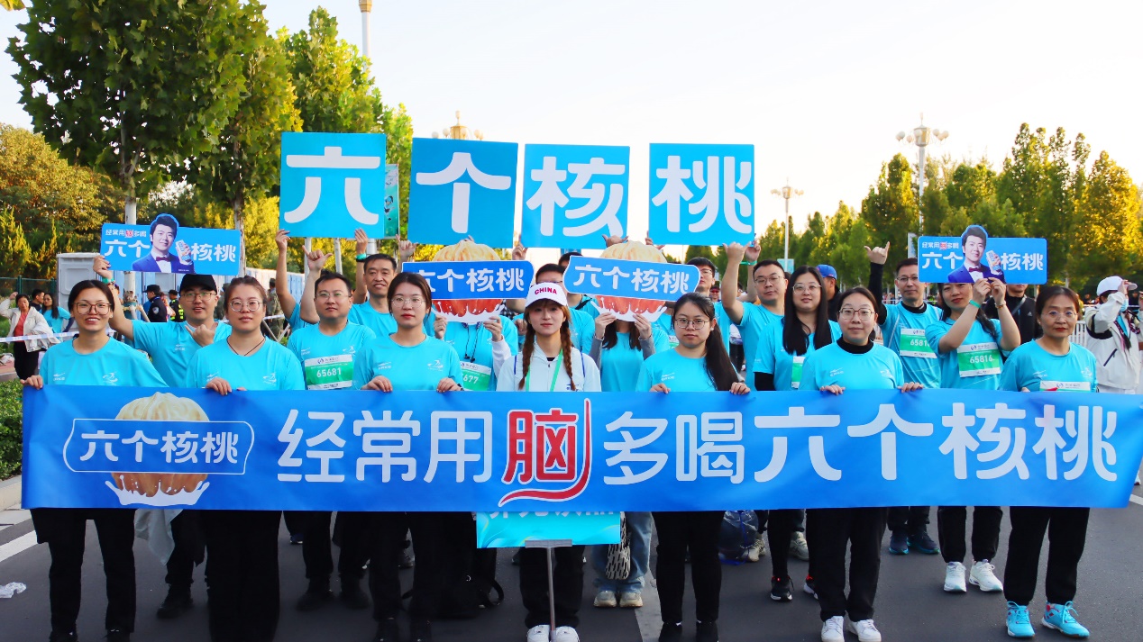 十年领跑衡水湖马拉松运动要用脑科学健脑源自六个核桃(图1)