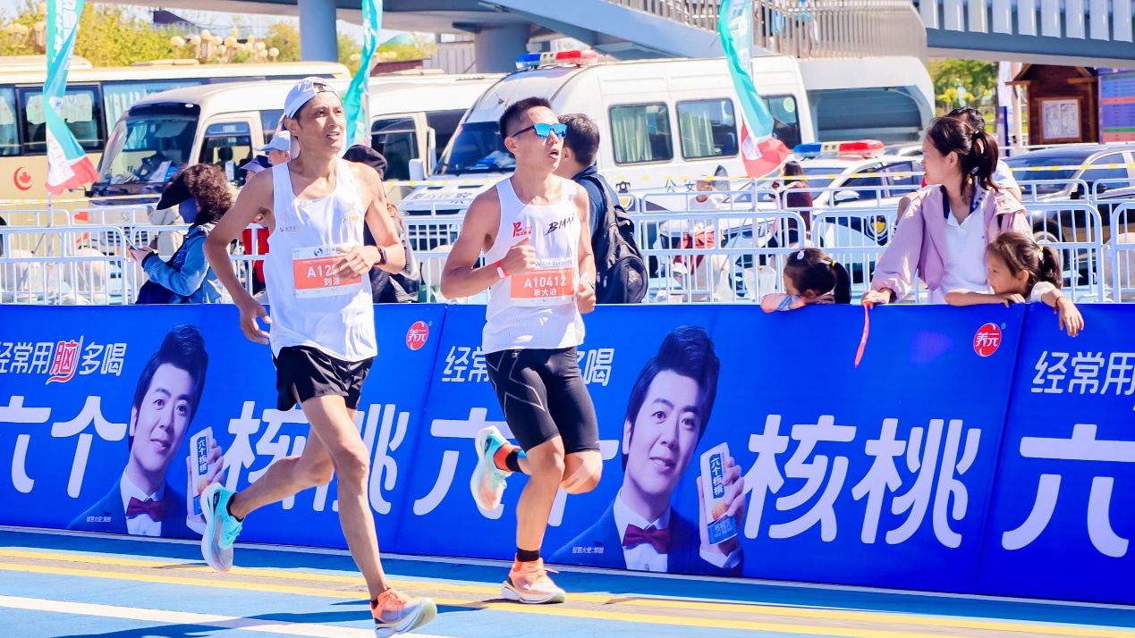 十年领跑衡水湖马拉松运动要用脑科学健脑源自六个核桃(图2)