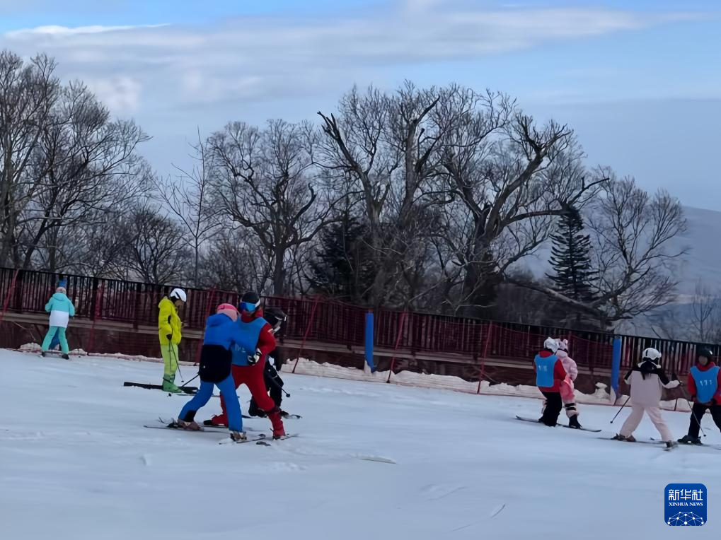 九游体育网站：北国雪域燃情启幕冰雪经济乘着冬风“热”起来(图1)