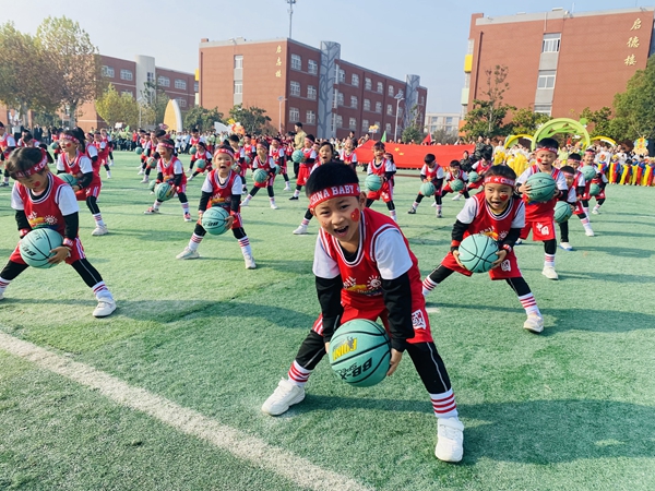 肥东县经开区幼教集团总园开展第十三届冬季亲子运动会(图1)