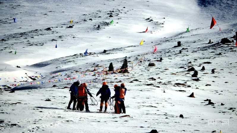 九游体育网站：青海省冬春季旅游冰雪运动户外徒步活动在海北州启动(图2)