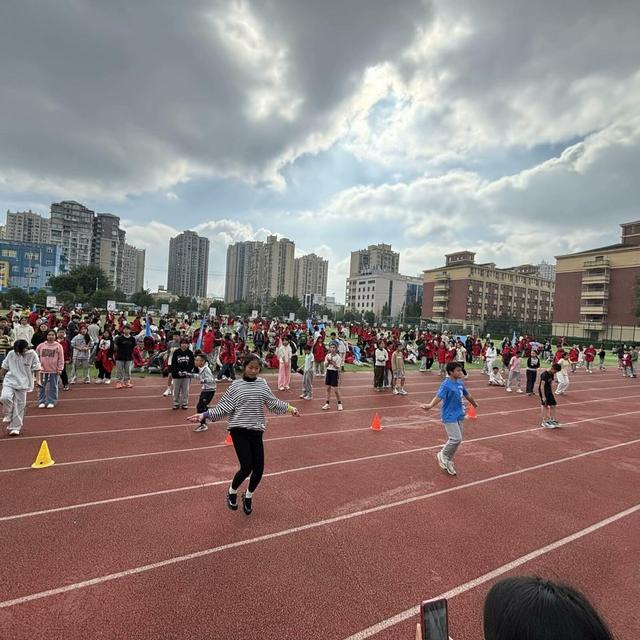 宜宾市南溪区长江学校北培校区举行“奔跑吧少年”冬季田径运动会(图5)
