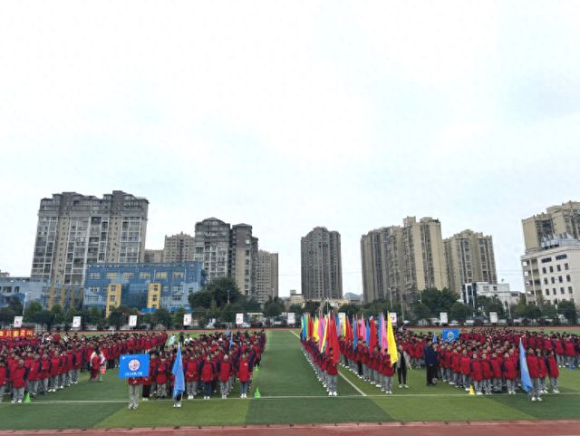 宜宾市南溪区长江学校北培校区举行“奔跑吧少年”冬季田径运动会(图1)