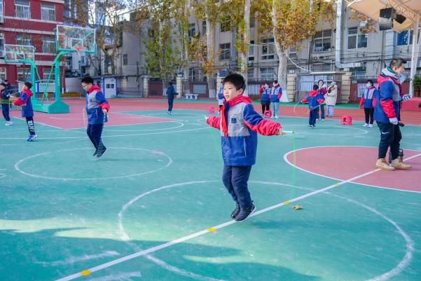 九游体育：绳飞毽舞展风采多彩运动伴成长——翠华路小学长大校区举行2024年冬季三跳运动会(图2)