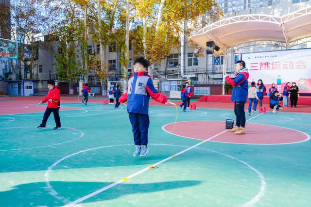 九游体育：绳飞毽舞展风采多彩运动伴成长——翠华路小学长大校区举行2024年冬季三跳运动会(图6)