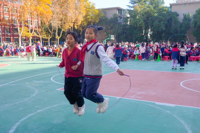 九游体育：绳飞毽舞展风采多彩运动伴成长——翠华路小学长大校区举行2024年冬季三跳运动会(图7)