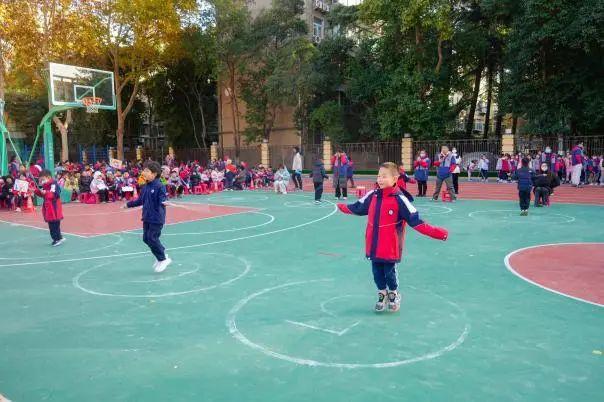 九游体育：绳飞毽舞展风采多彩运动伴成长——翠华路小学长大校区举行2024年冬季三跳运动会(图3)
