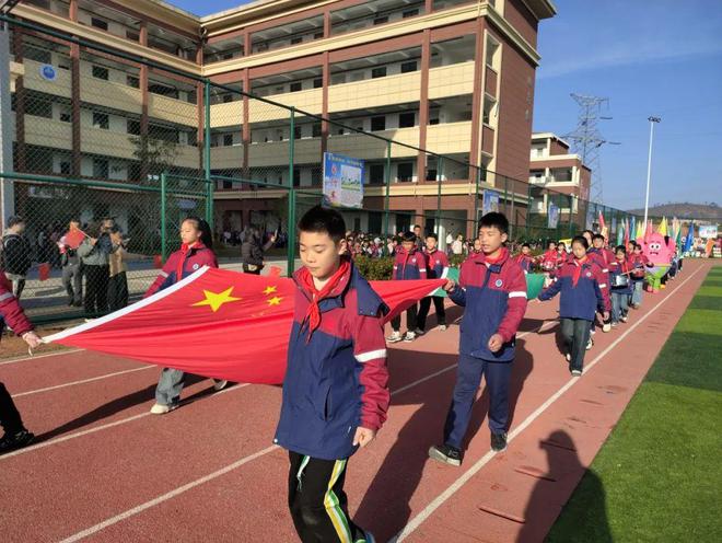 弋阳县第六小学举办第二届“励志杯”冬季运动会(图2)