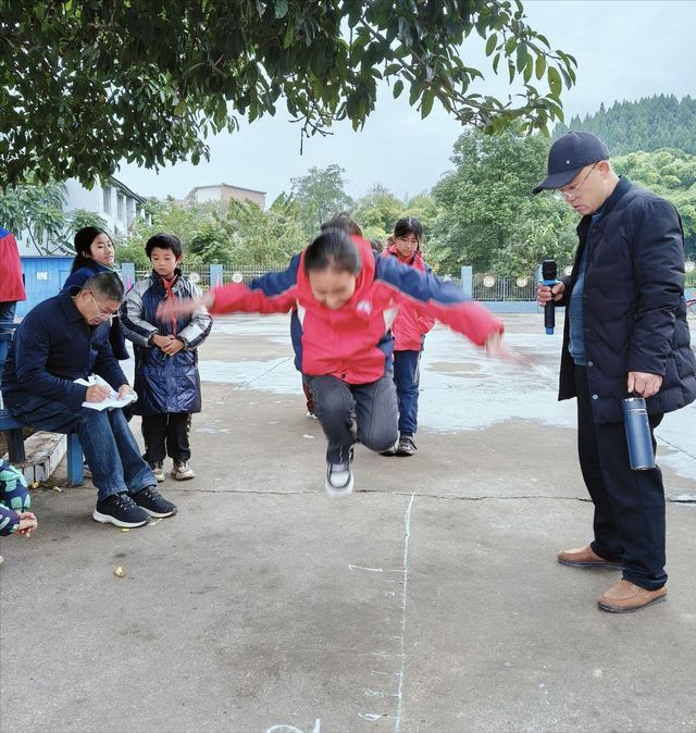 九游体育：遂宁安居区常理小学举行了2024冬季运动会(图4)