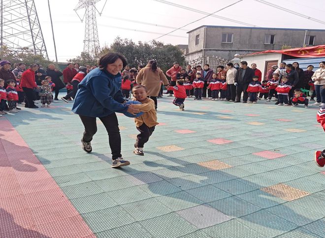 九游体育网站：徐桥镇蓝天幼儿园2024年冬季亲子趣味运动会(图5)