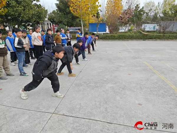 西平县重渠乡罗拐小学举行冬季校园运动会(图1)