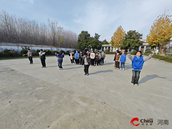 西平县重渠乡罗拐小学举行冬季校园运动会(图2)