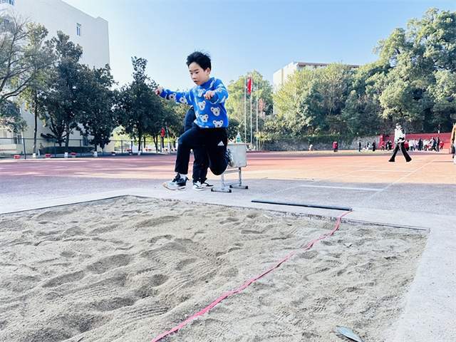 九游体育网站：武冈市迎春亭东方红小学举行“2024年冬季田径运动会”(图3)