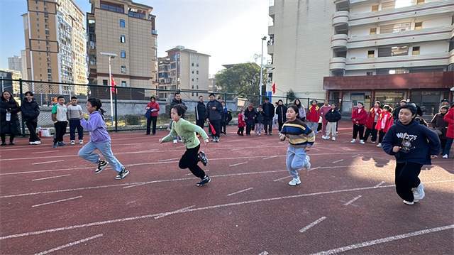 九游体育网站：武冈市迎春亭东方红小学举行“2024年冬季田径运动会”(图2)