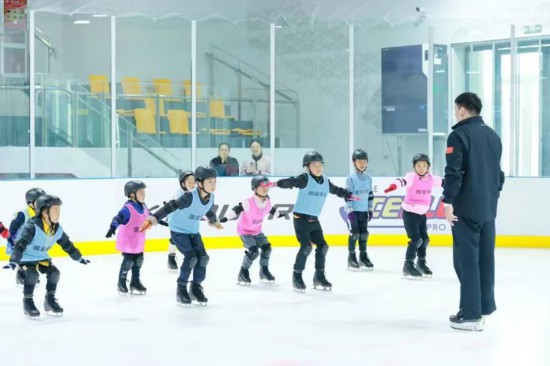 九游体育网站：冰上运动火热、冰雪旅游“拼图”就位上海变身冰雪消费“热地”(图2)