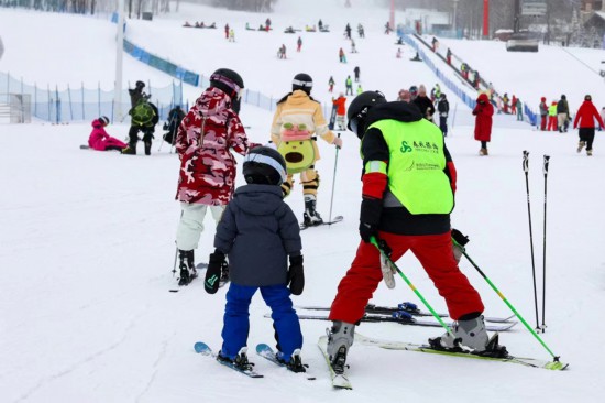 九游体育网站：冰上运动火热、冰雪旅游“拼图”就位上海变身冰雪消费“热地”(图3)