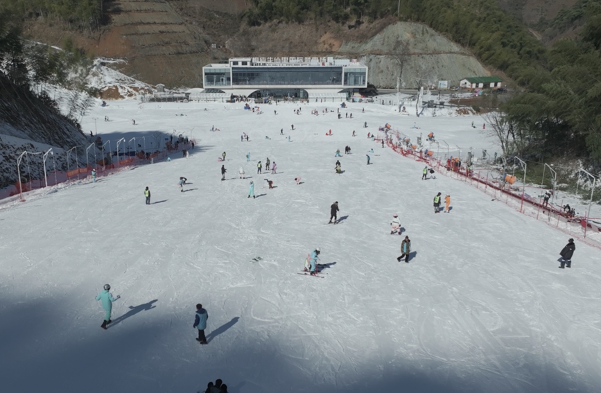 冰雪游升温杭州桐庐迎来滑雪季(图1)
