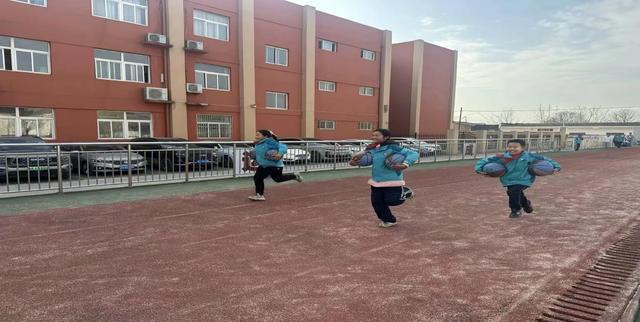 灞桥区江尹小学举行2024年冬季趣味运动会(图2)