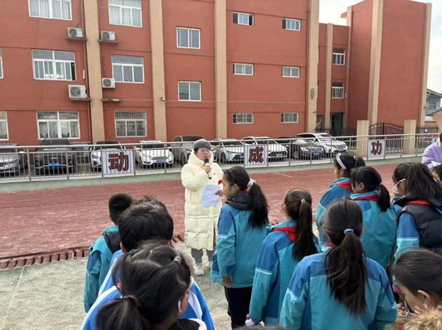灞桥区江尹小学举行2024年冬季趣味运动会(图1)