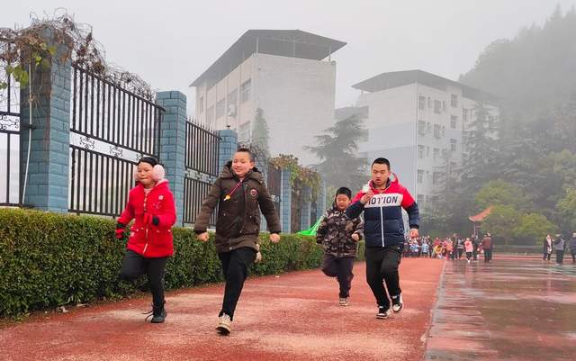 九游体育网站：像冬天里的一把火！南充市关文镇小学2024年冬季运动会师生澎湃(图2)