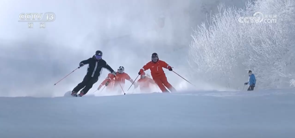 九游体育：各地冰天雪地变成“金山银山”冰雪经济持续繁荣“热”起来(图4)