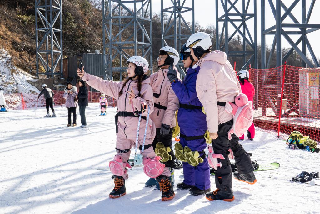 新春走基层丨冰雪运动让大别山区“热”起来(图1)