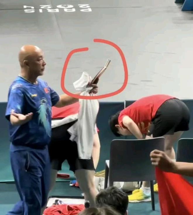 爆笑！王楚钦上厕所都有固定坑位暗示：奥运球拍被踩是人为故意(图3)
