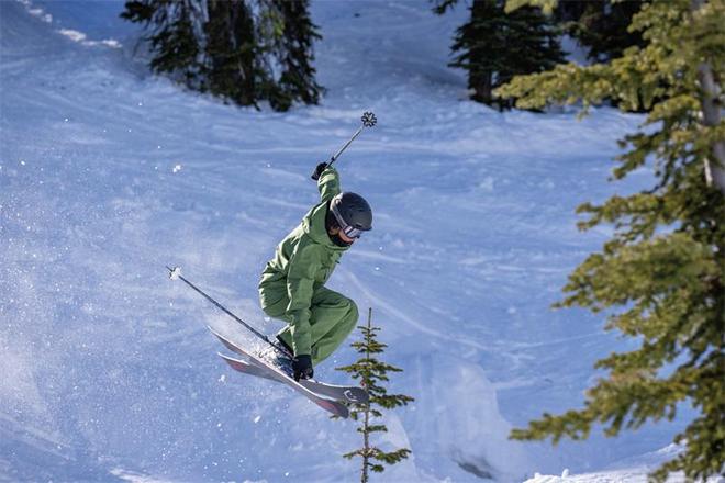 共赴雪境Columbia2024秋冬TitaniumSKI钛金滑雪系列全新上市(图1)