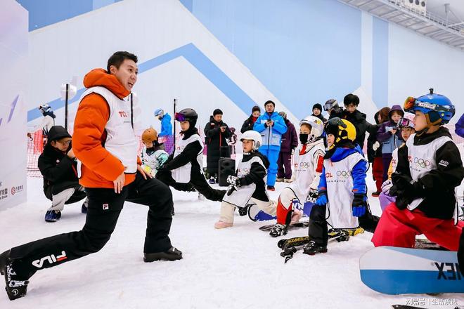 九游体育：TCL“不凡冰雪季”深圳启幕“冬奥冰雪教室”助力北冰南展(图2)