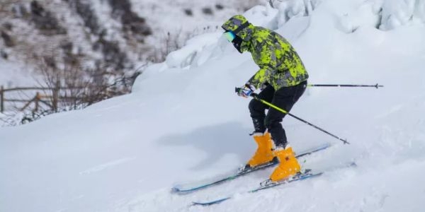 九游体育：滑雪需要什么设备(图5)