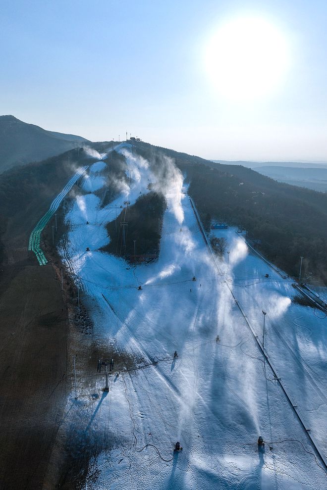 镜头内外｜热雪沸腾！中国冰雪产业冲击万亿大关(图3)