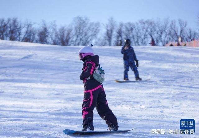 时光相册丨新雪季开启！影像见证中国滑雪“华丽转身”(图1)
