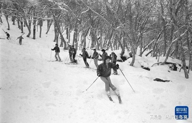 时光相册丨新雪季开启！影像见证中国滑雪“华丽转身”(图13)