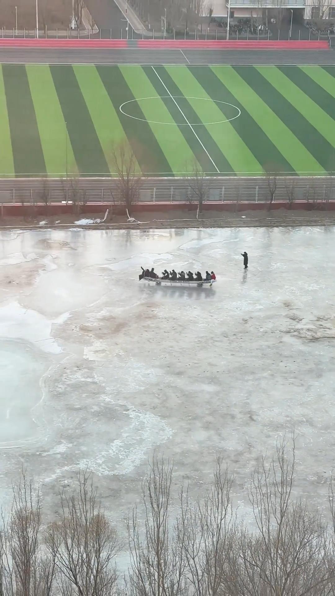 大庆一高校有学生练习冰上划龙舟?网友调侃称“北方人擅长冰战”学校:是冰上运动会项目(图1)