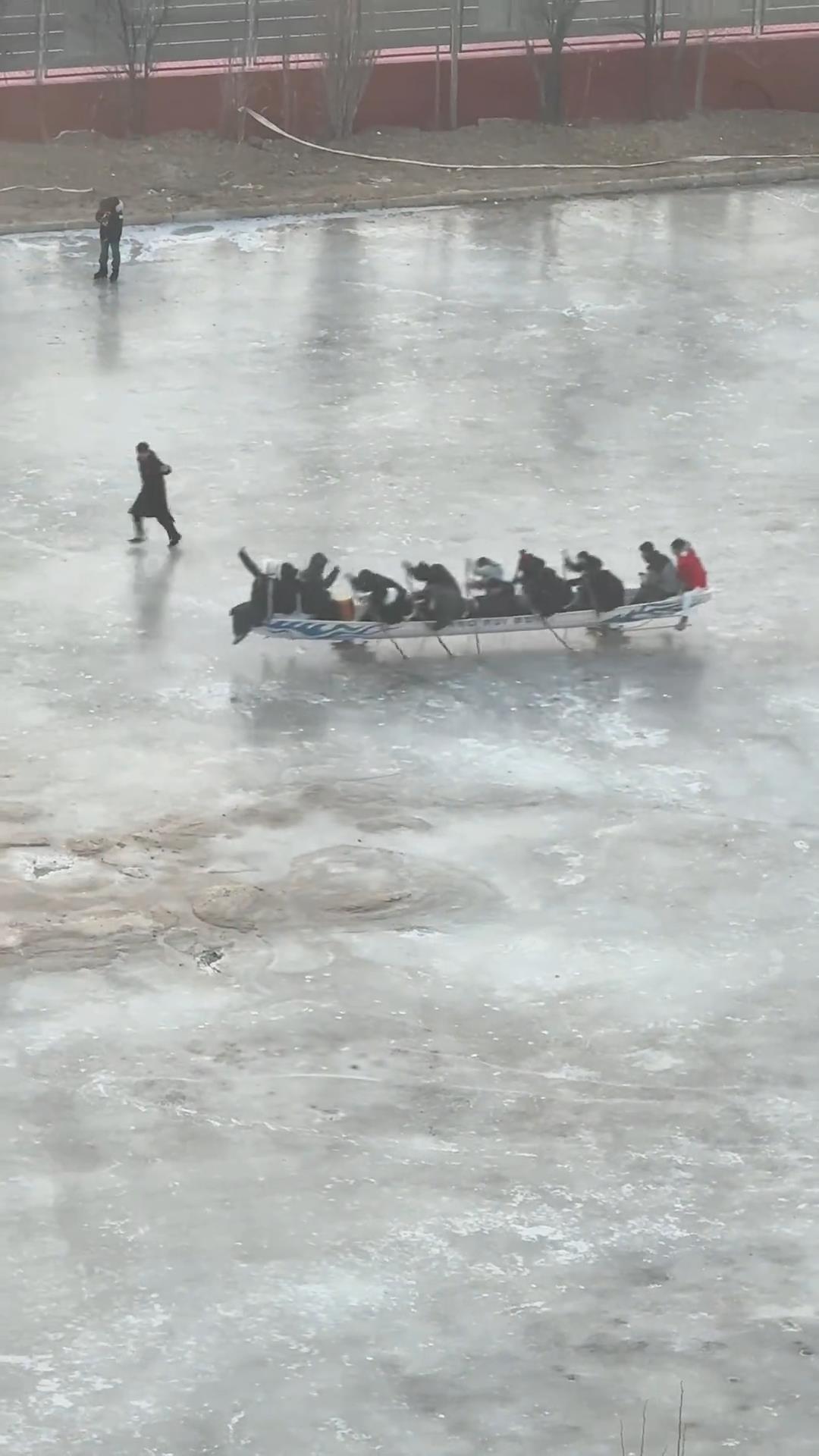 大庆一高校有学生练习冰上划龙舟?网友调侃称“北方人擅长冰战”学校:是冰上运动会项目(图2)
