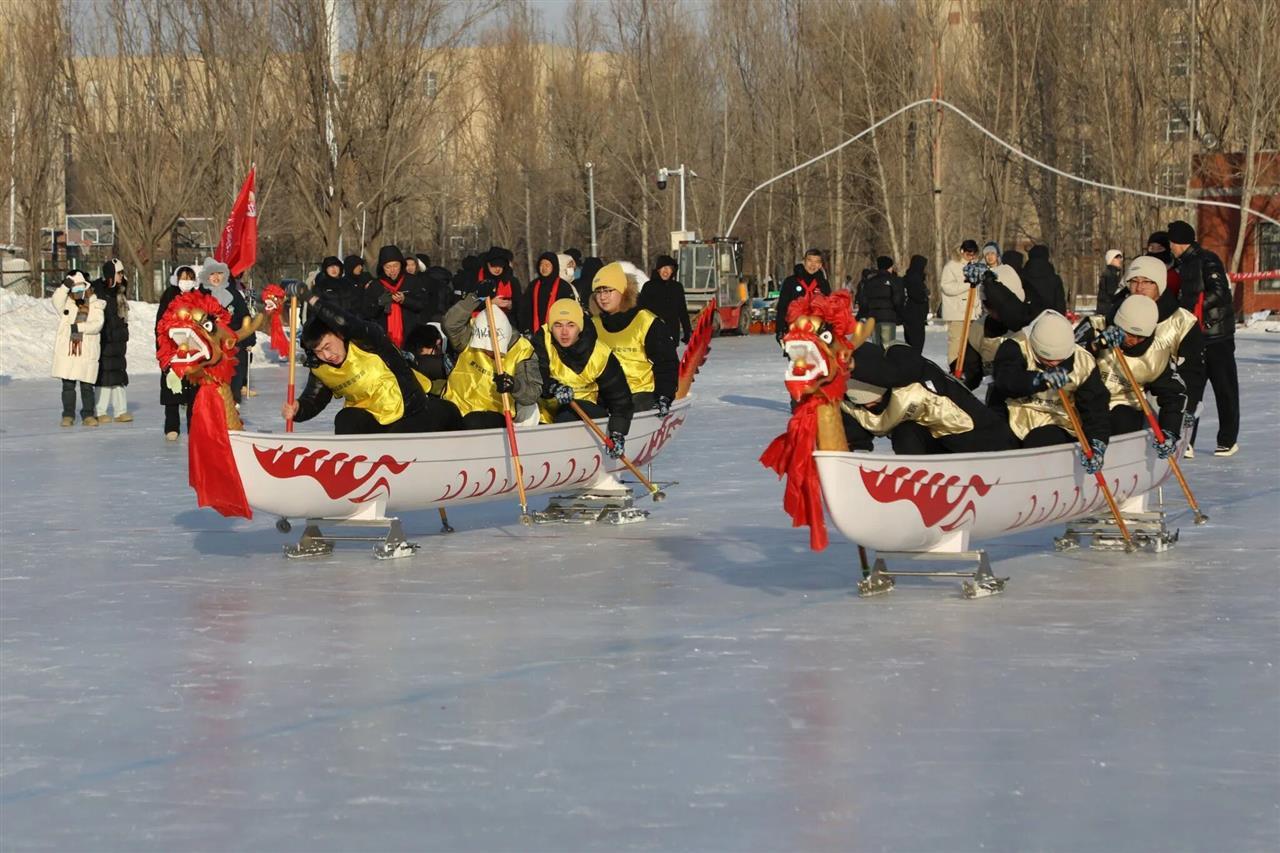 大庆一高校有学生练习冰上划龙舟?网友调侃称“北方人擅长冰战”学校:是冰上运动会项目(图3)
