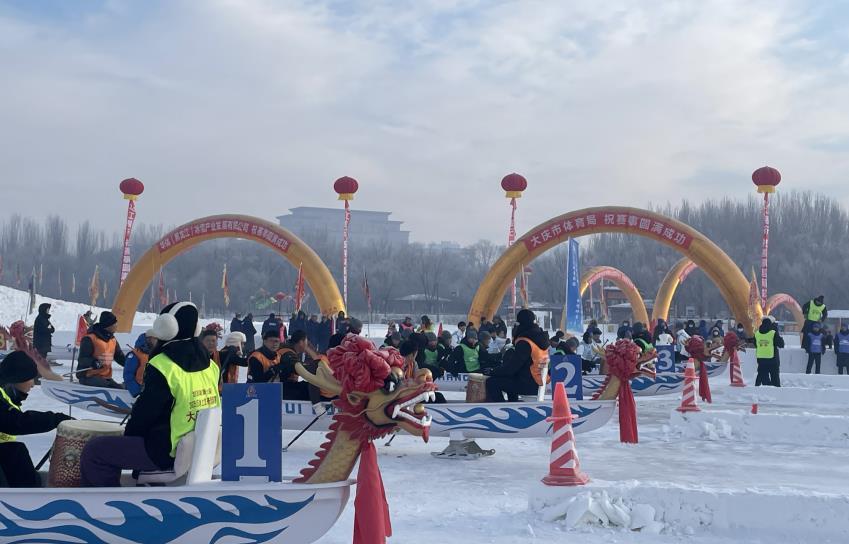 大庆一高校有学生练习冰上划龙舟?网友调侃称“北方人擅长冰战”学校:是冰上运动会项目(图4)