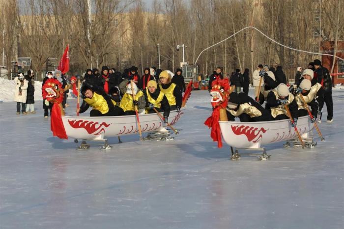 东北一高校有学生冰上划龙舟？网友调侃“北方人擅冰战”(图2)