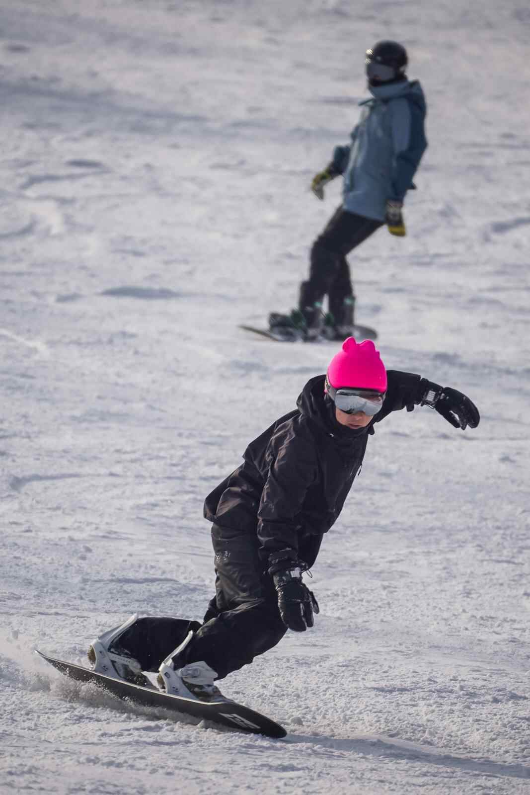 “踩人滑雪”骨折脚转了270°！新雪季“开板”安全滑→(图1)