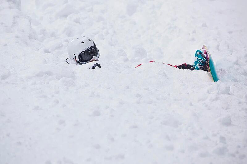 丨“踩人滑雪”骨折脚转了270°！新雪季“开板”安全滑→(图7)
