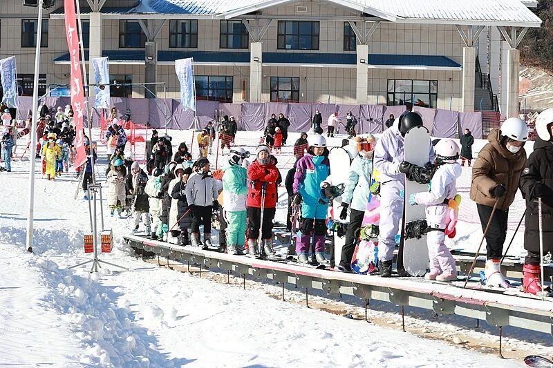 丨“踩人滑雪”骨折脚转了270°！新雪季“开板”安全滑→(图8)