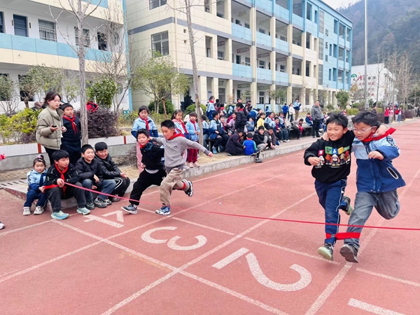 潜山市水吼中心小学2025年冬季趣味运动会圆满举行(图2)
