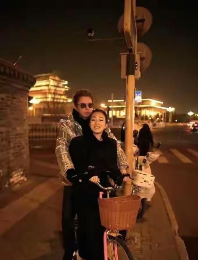 北京暴雪刷屏！59岁巩俐雪地甜恋出圈众明星花式解锁冬日浪漫故宫雪景引游客热潮(图1)