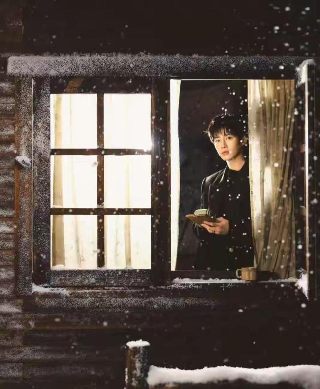 北京暴雪刷屏！59岁巩俐雪地甜恋出圈众明星花式解锁冬日浪漫故宫雪景引游客热潮(图3)