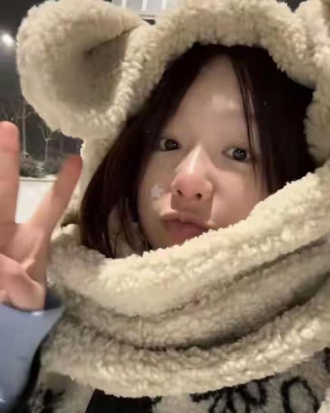 北京暴雪刷屏！59岁巩俐雪地甜恋出圈众明星花式解锁冬日浪漫故宫雪景引游客热潮(图5)