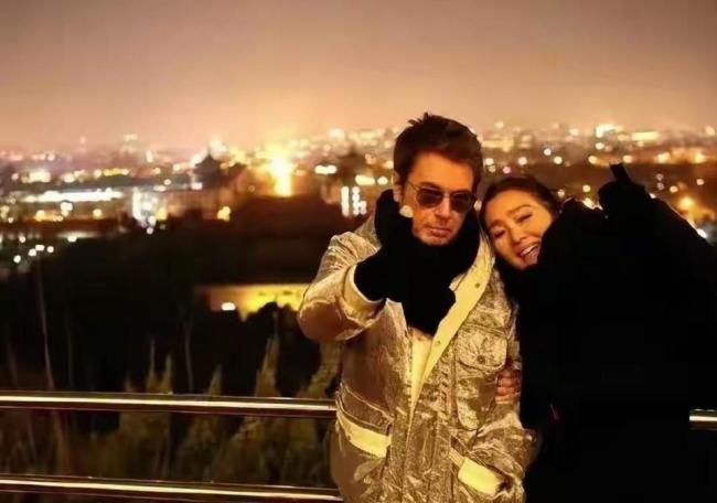 北京暴雪刷屏！59岁巩俐雪地甜恋出圈众明星花式解锁冬日浪漫故宫雪景引游客热潮(图4)