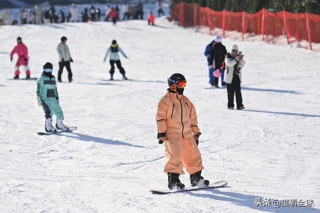 九游体育：从早嗨到晚！潍坊滑雪场单日客流破千冬季遛娃新地标诞生(图1)